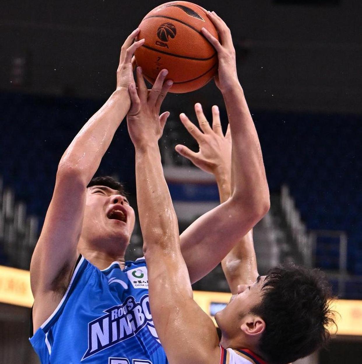 冲刺阶段体能课后,山东男篮外线爆发备战意甲,话题不断,团队化学反应显著的简单介绍 冲刺阶段体能课后,山东男篮外线爆发备战意甲,话题不断,团队化学反应显著的简单介绍